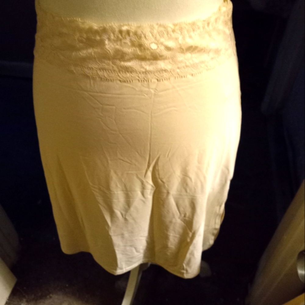 New,with tag beige half slip with wide floral waist elastic & side slit size m.